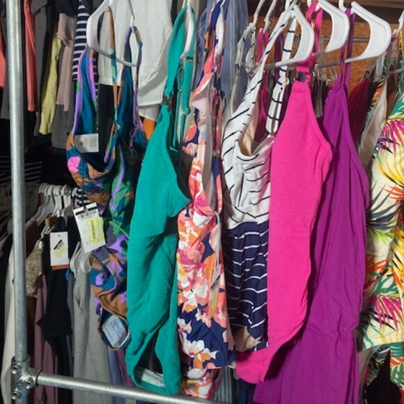 6 bathing suits for $14 curated. GIVEYS WITH BUNDLE - Picture 4 of 7